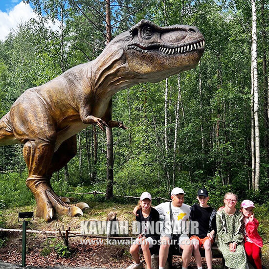 2-1 Tyrannosaurus Rex i Karelian Dinosaur Park