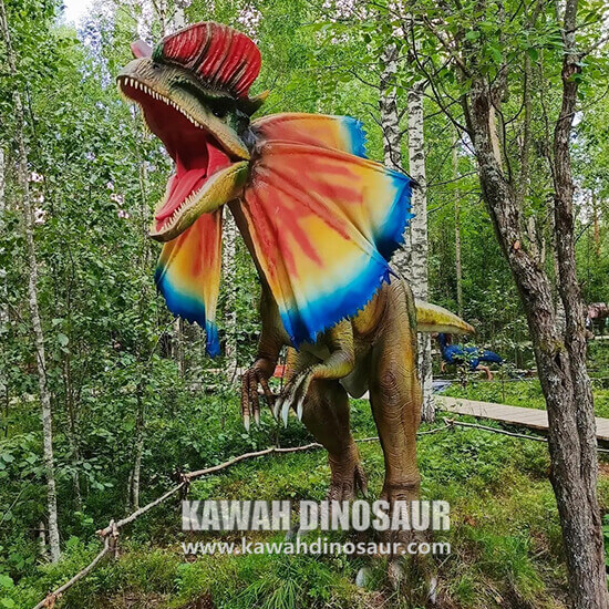 Model de Dilophosaurus de mida natural 4-1 al parc de dinosaures