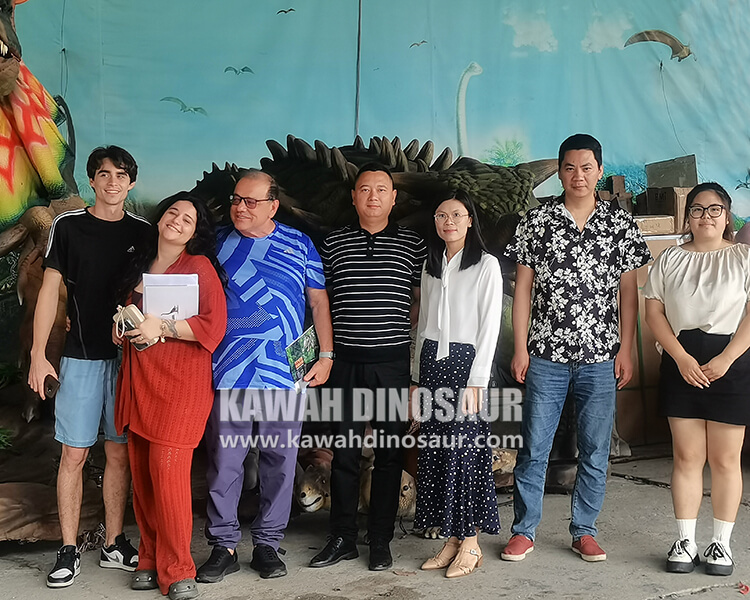 1 Accompany Brazilian customers to visit Kawah Dinosaur Factory