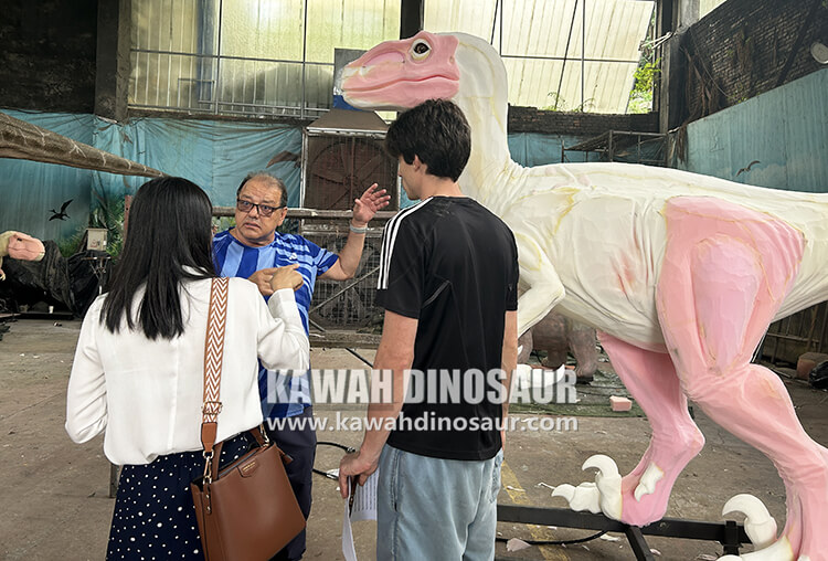 2 Accompany Brazilian customers to visit Kawah Dinosaur Factory