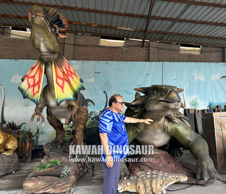 3 Accompany Brazilian customers to visit Kawah Dinosaur Factory