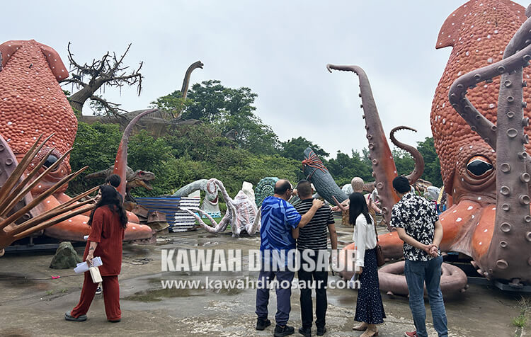 4 Accompany Brazilian customers to visit Kawah Dinosaur Factory