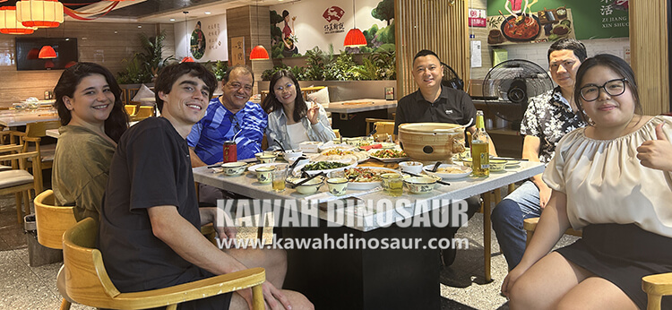 5 Accompany Brazilian customers to visit Kawah Dinosaur Factory