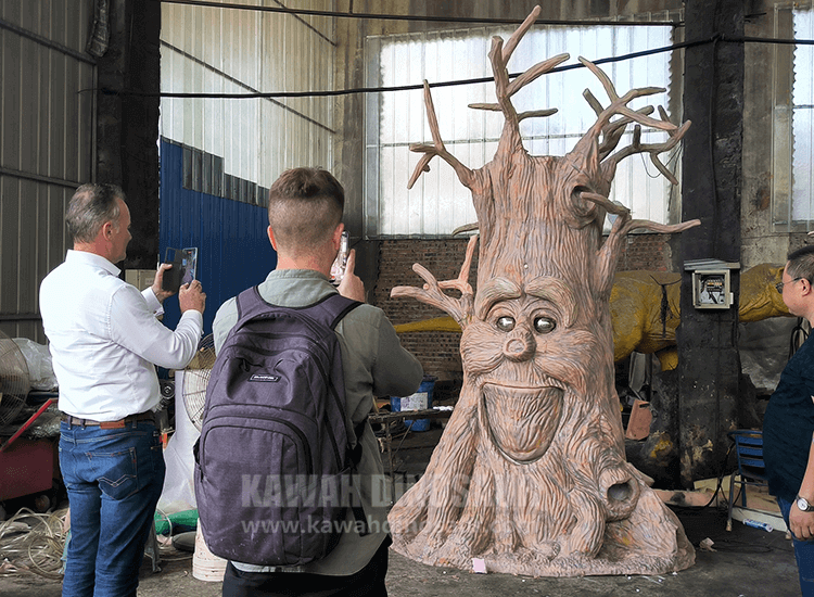 British customers visited the factory and were interested in the Talking tree products