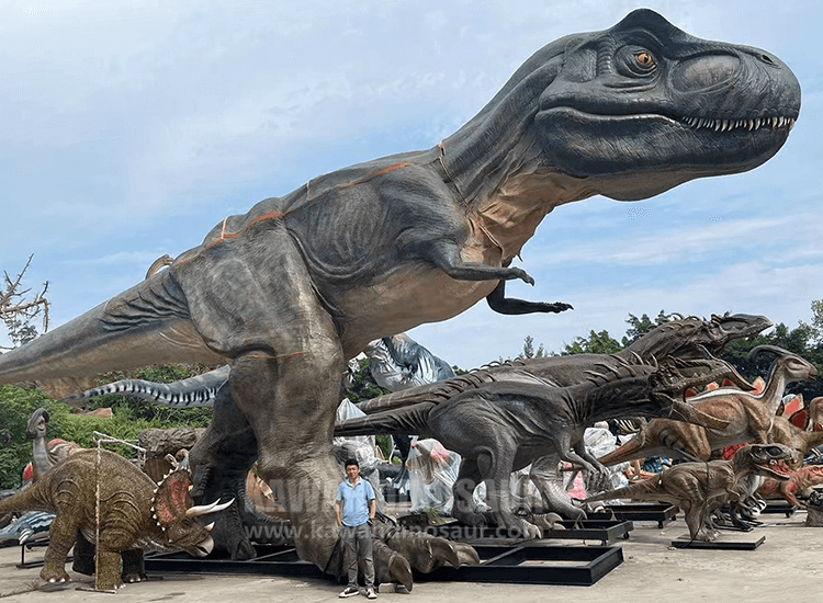 Guangdong customer visit us and take a photo with the giant 20-meter Tyrannosaurus rex model