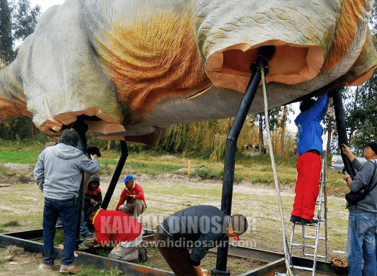 Installation of 20 m Brachiosaurus in Santiago Forest Park, Chile